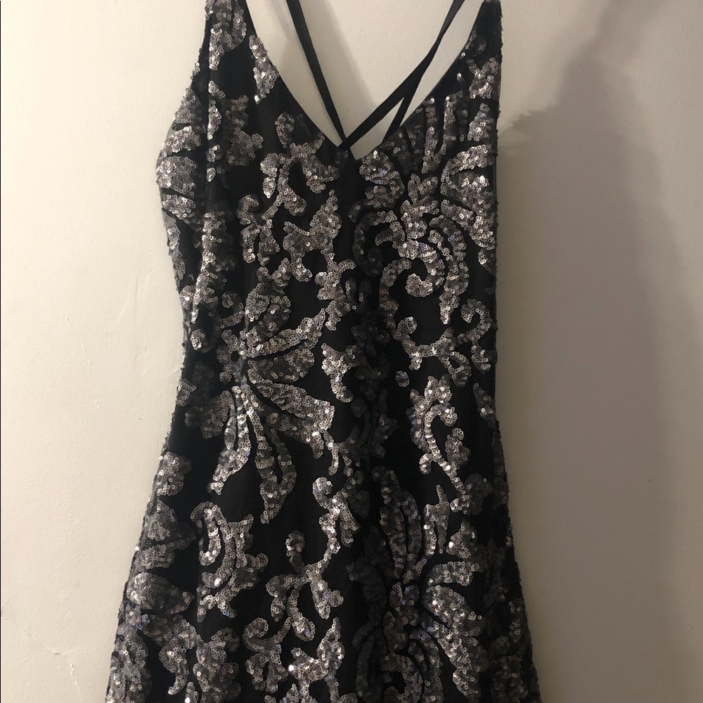 I’m selling a gorgeous party dress